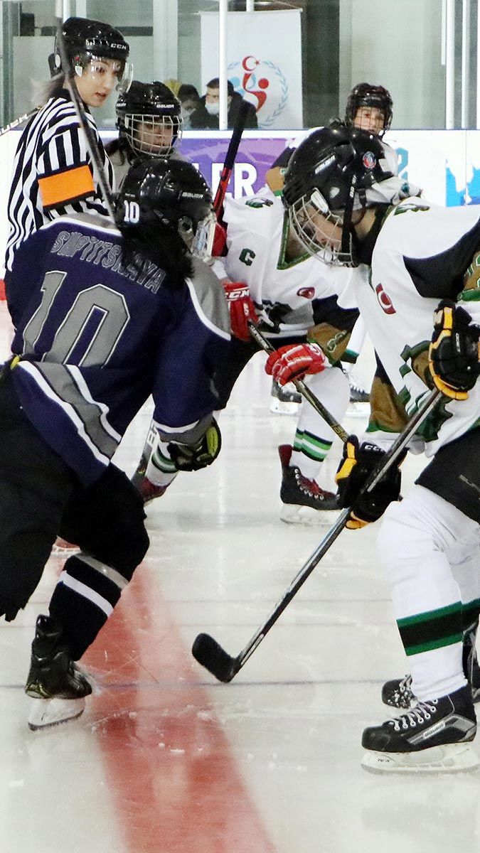 Narman Belediye Başkanı Burhanettin Eser, "Buzun perileri öğretmen olarak Türkiye'nin dört bir tarafına gittiler" dedi.