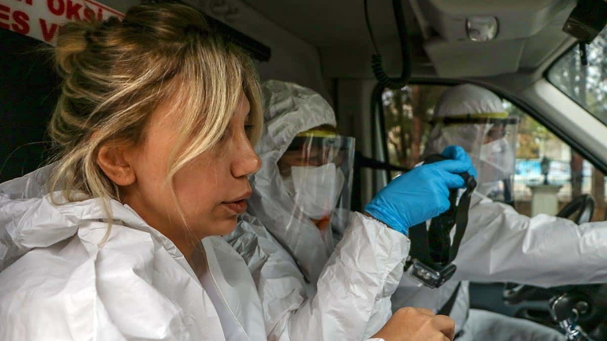 Kentte koronavirüs ile birlikte iş yükünün ikiye katlandığı belirtilirken; 2020 yılının 10 aylık döneminde, 112 Çağrı Merkezi'nin sağlık birimine 354 bin 970 çağrı geldi.