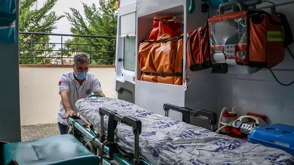 996 acil servis personeli fedakarca çalışıyor