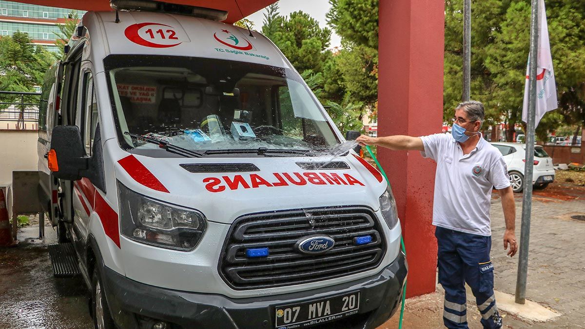 996 acil servis personeli fedakarca çalışıyor