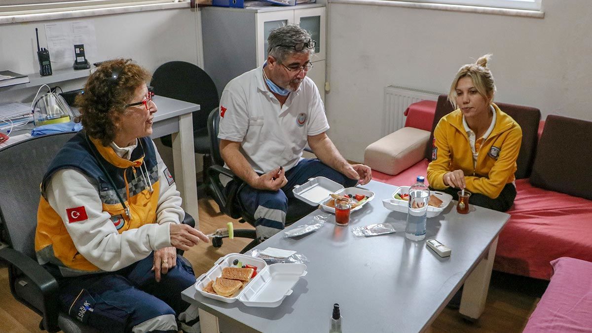 Antalya'da 112 Çağrı Merkezi'nde görevli 996 acil servis personeli, hastalar için fedakarca çalışıyor.