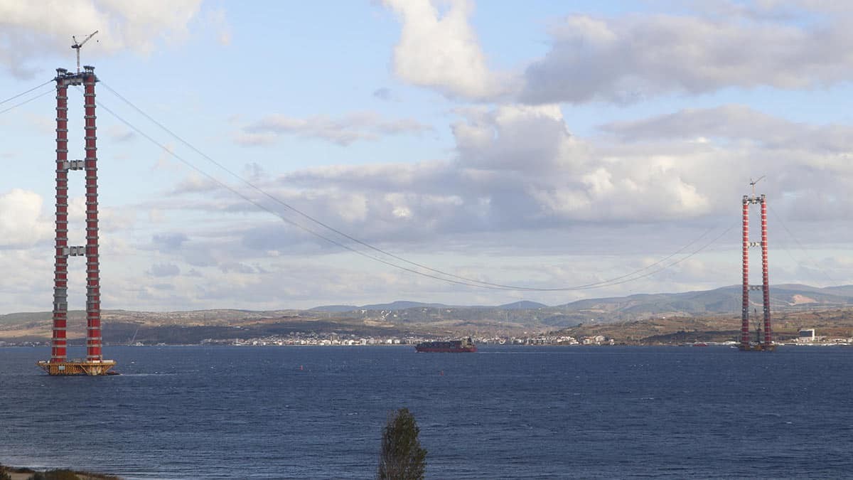 Çanakkale Boğazı'na inşa edilen 1915 Çanakkale Köprüsü ile otoyol projesi, tarla ve konut fiyatları yüzde 100'ün üzerinde bir artış gösterdi.