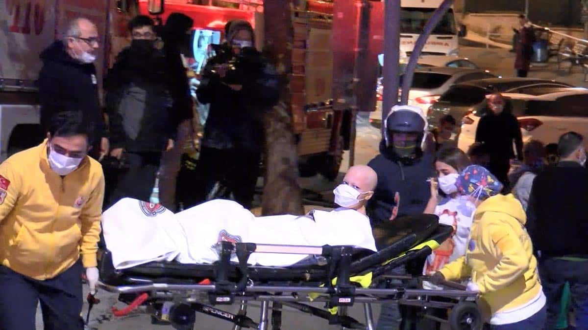 İtfaiye ekipleri bir süre binada duman tahliyesi yaptı. Polis ve itfaiye ekipleri yangının çıkış sebebini belirlemek amacıyla çalışma başlattı.