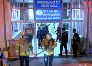 Fatih'te bulunan İstanbul Üniversitesi Cerrahpaşa Tıp Fakültesi Nörolojik Bilimler Enstitüsü binasında yangın çıktı.