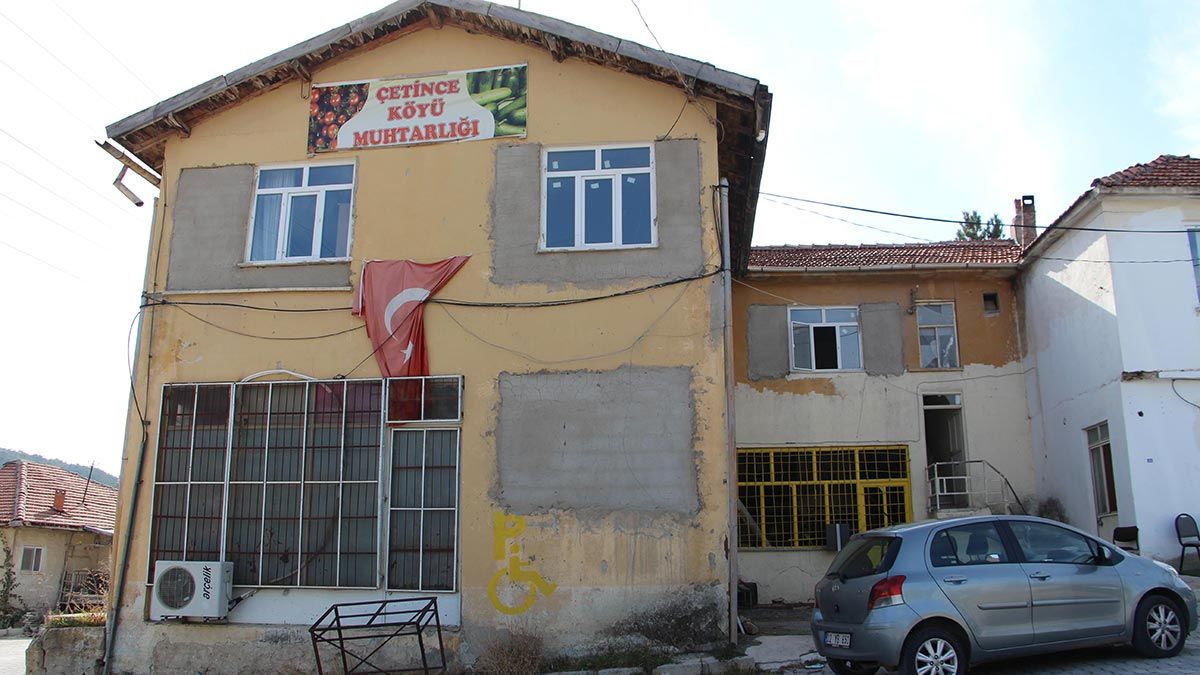 İlki görevinden istifa eden, ikincisi sabıka kaydı olduğu için, üçüncüsü ikametgâhı 6 ayı doldurmadığı için itiraz üzerine görevden alınan muhtarlardan dördüncüsü Ayşe Adıgüzel ise geçen yıl öldürüldü. Geçen yıl ağustos ayında göreve getirilen aza Mehmet Ali Almacı da birkaç gün önce iş kazası geçirince görevinden istifa etti. Şimdi köyün mührü, yeni göreve gelecek muhtarı bekliyor.