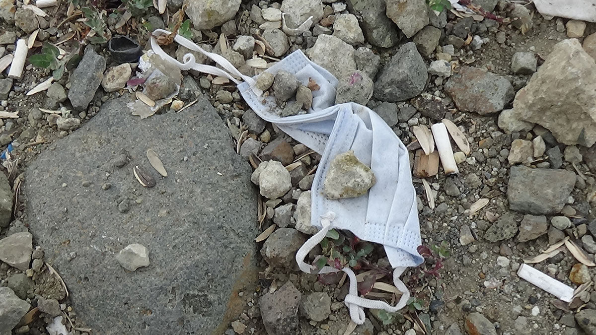 Koronavirüs salgının ortaya çıkmasının ardından maske kullanımı hayatın bir parçası oldu. Hızlı bulaşan ve insan sağlığı için büyük tehdit oluşturan koronavirüsten korunma yollarından biri olarak kullanılan cerrahi maskeler, tıbbi atık olarak kabul ediliyor.