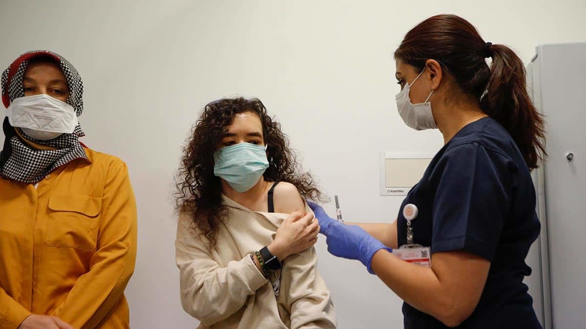 Çin aşısının gönüllü uygulamasına, sağlık çalışanlarından sonra vatandaşlara da başlandı.