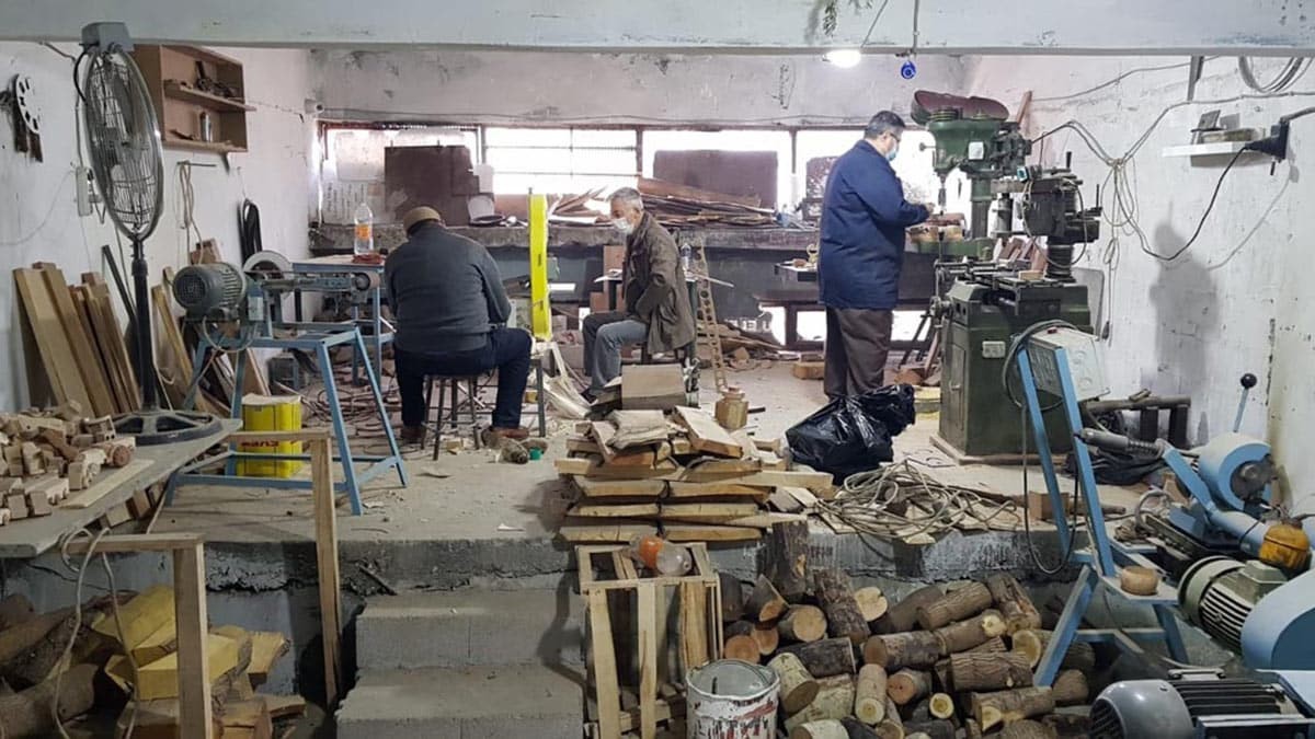 Çocukluğunu yaşayamadığı için oyuncak yapıyor