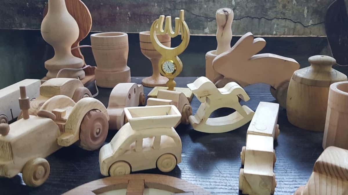 Hatay’ın İskenderun ilçesinde emekli olduktan sonra ahşaptan oyuncaklar yapmaya başlayan torna ustası Mustafa Sönmez, çocukluğunu yaşayamadığı için çocuklara oyuncak yaptığını söyledi.