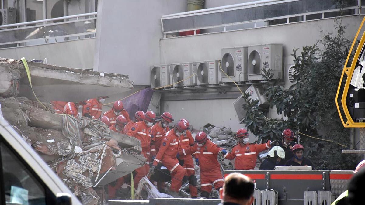  Binanın asansöründe bulunan 40 yaşlarındaki kadına ait cansız beden, ekiplerin çalışması sonucu çıkarıldı.