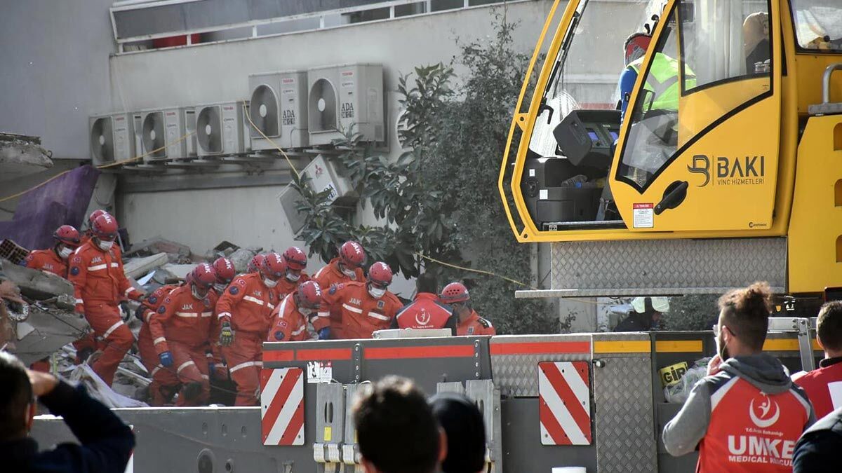 Depreme asansörde yakalandı