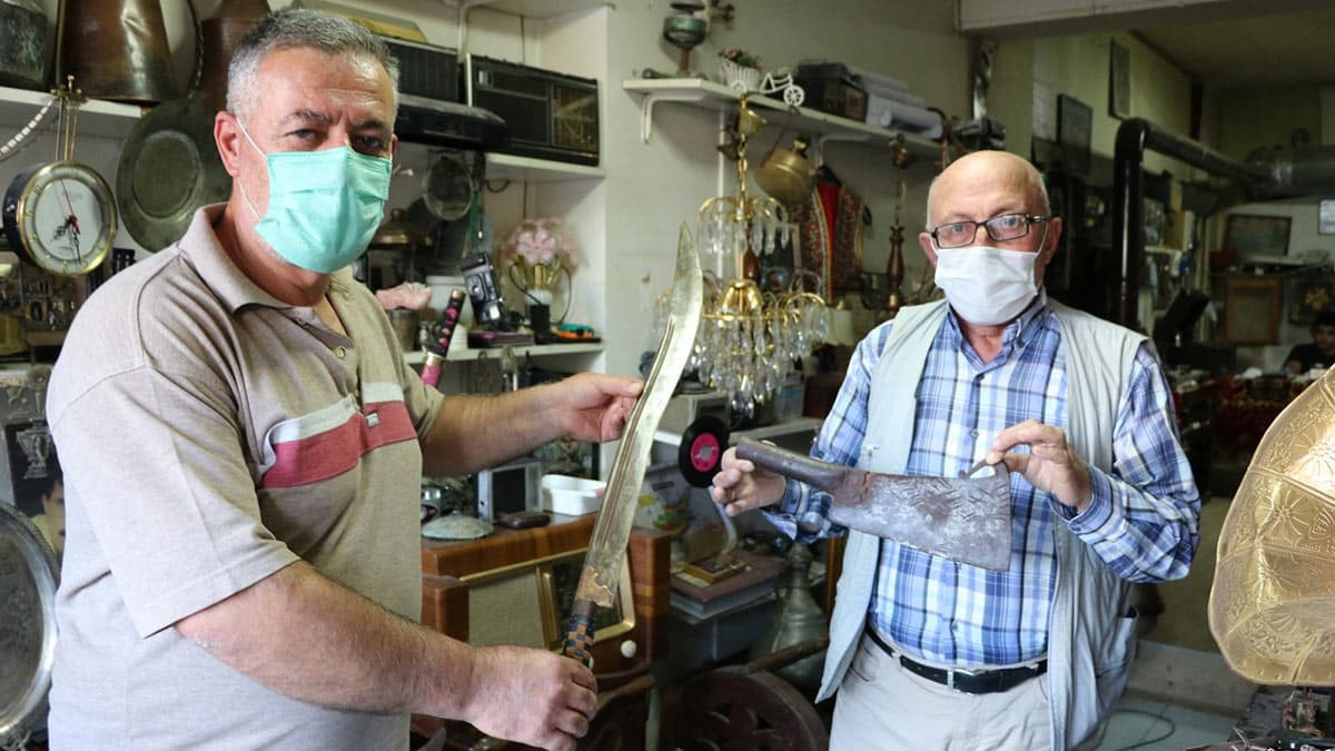 Niğde’de çöplerden eski eşyaları toplayarak başladıkları antikacılığı 25 yıldır sürdüren Bayram Ali Aytekin (55) ve Rıdvan Güzel'in (57) iş yerinde 100 yıllık Osmanlı kılıcından yağ küpüne, eski taş plaklardan radyolara yüzlerce antika ürün bulunuyor.