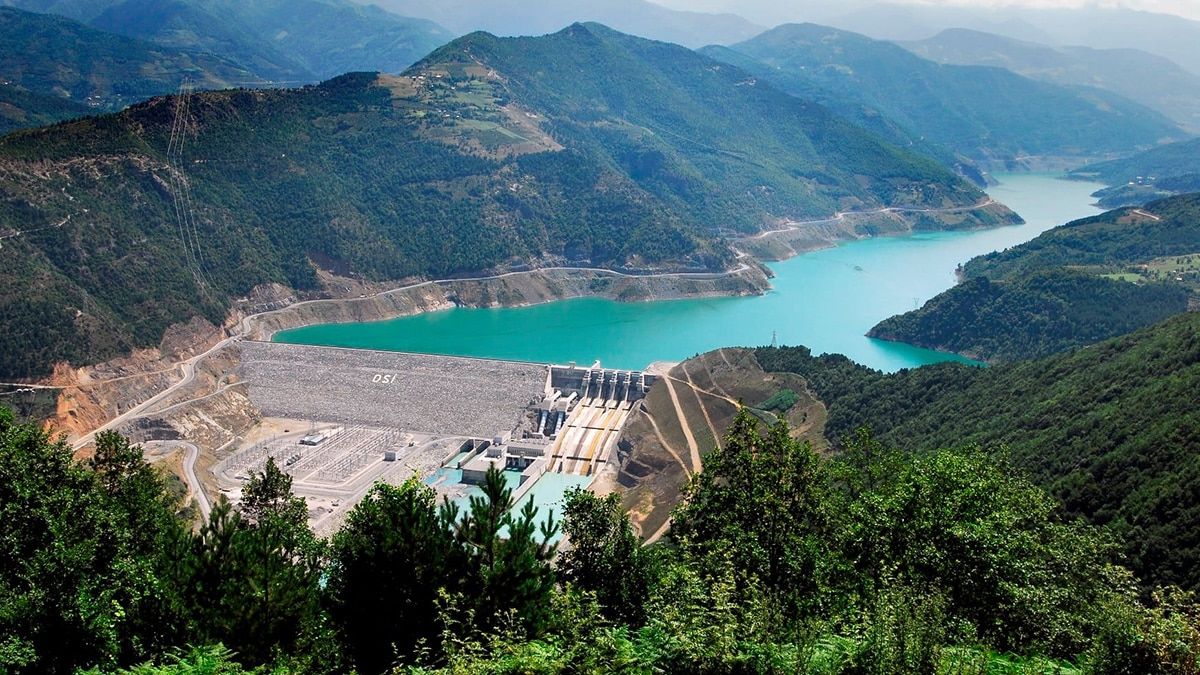 410 kilometresi Türkiye sınırlarında, 21 kilometresi ise Gürcistan sınırlarında yer alan 431 kilometre uzunluğundaki Çoruh Nehri üzerine kurulan Borçka, Deriner, Muratlı ve Artvin Barajları ile yaklaşık 1 milyon 620 bin kişilik nüfusun elektrik ihtiyacı karşılanıyor.