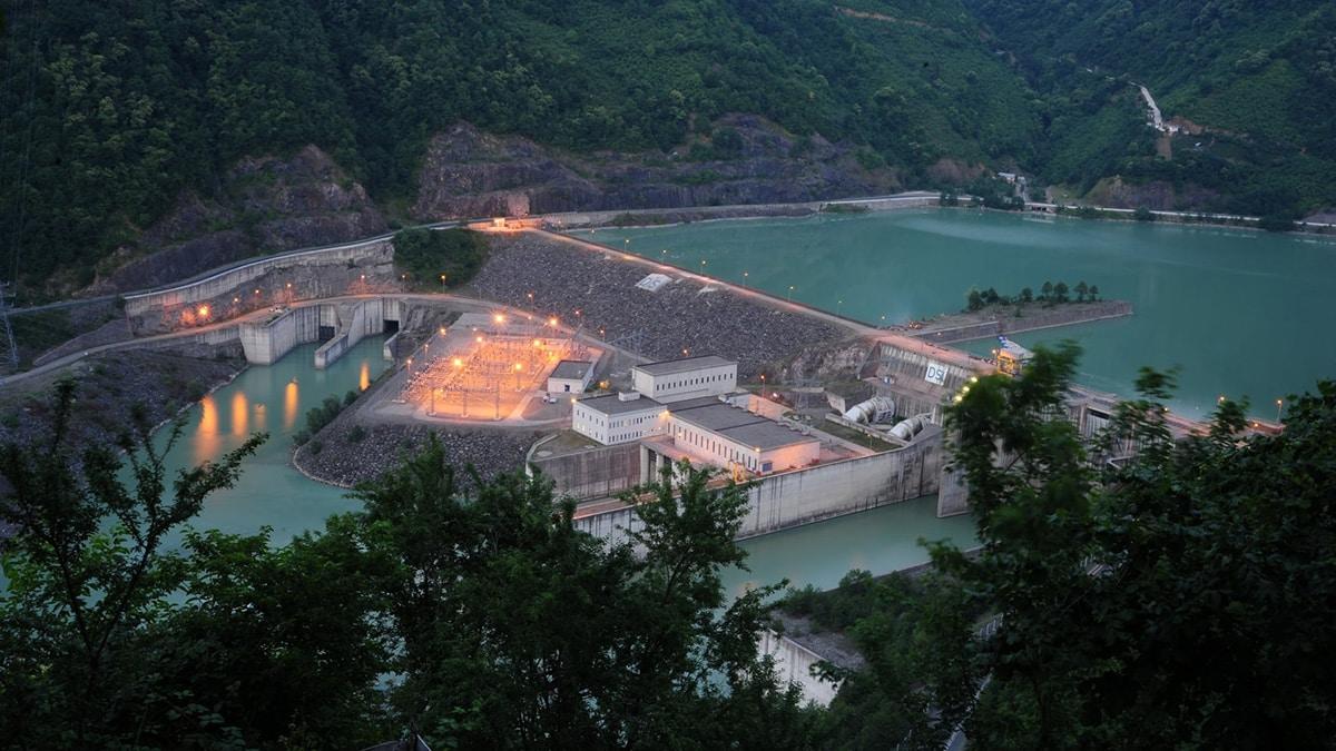 410 kilometresi Türkiye sınırlarında, 21 kilometresi ise Gürcistan sınırlarında yer alan 431 kilometre uzunluğundaki Çoruh Nehri üzerine kurulan Borçka, Deriner, Muratlı ve Artvin Barajları ile yaklaşık 1 milyon 620 bin kişilik nüfusun elektrik ihtiyacı karşılanıyor.