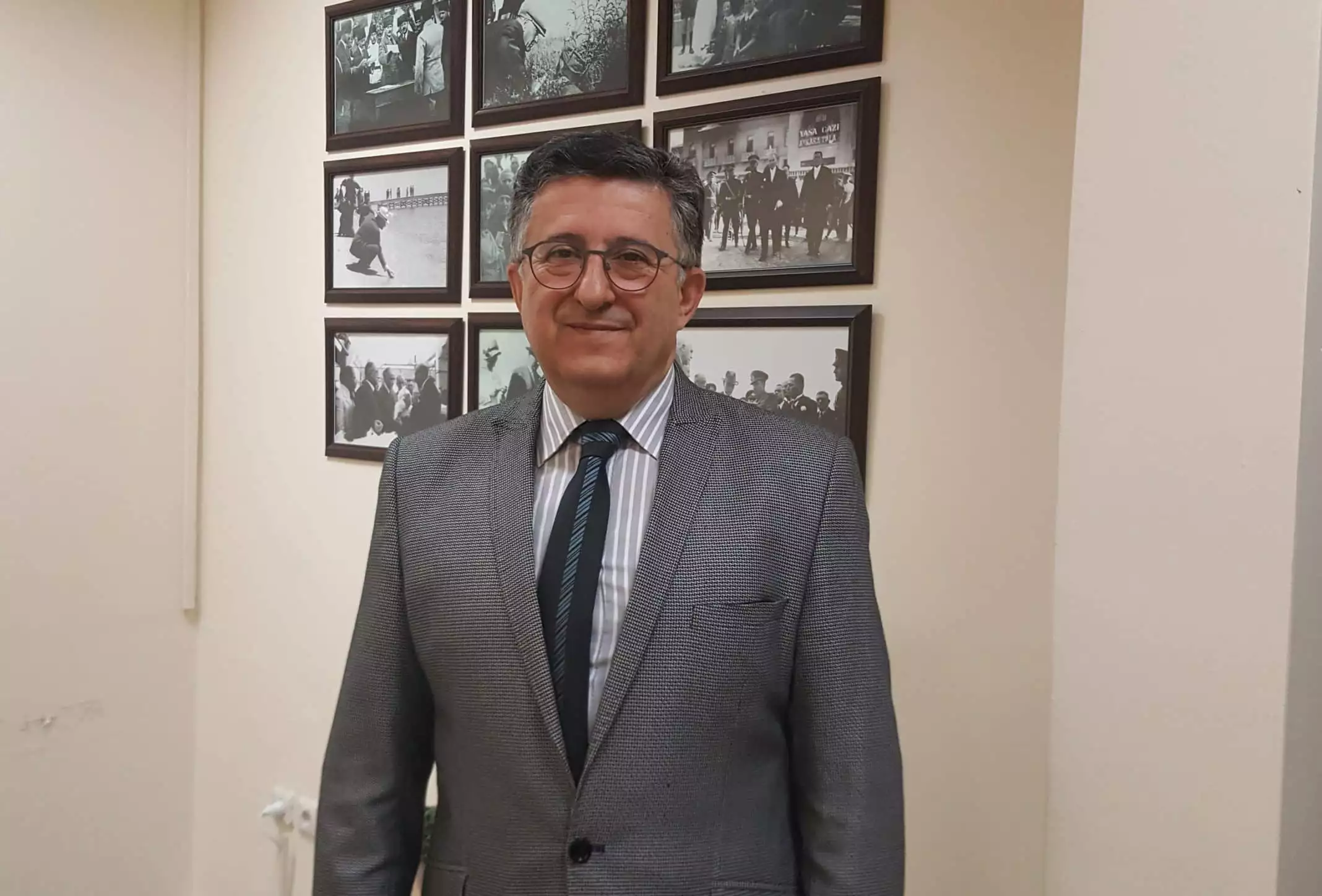 Prof. Dr. Ünal, sosyal medyada mesnetsiz şekilde bu aşıların çok zararlı olduğunu açıklayan ve değişik komplo teorilerini topluma yaymaya çalışan kişiler olduğuna dikkat çekti.