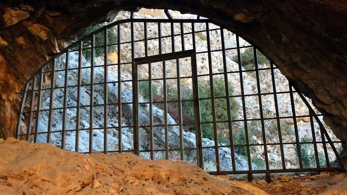 Tarihi mağaranın duvarlarındaki figürler çalındı