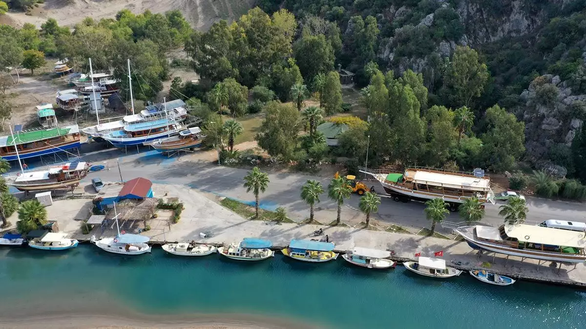 Türkiye'nin günübirlik yat turizmi merkezlerinden olan antalya'nın demre ilçesinde yatlar bir bir karaya çekilmeye başladı.