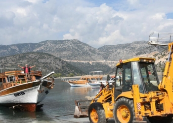 Türkiye'nin günübirlik yat turizmi merkezlerinden olan Antalya'nın Demre ilçesinde yatlar bir bir karaya çekilmeye başladı.