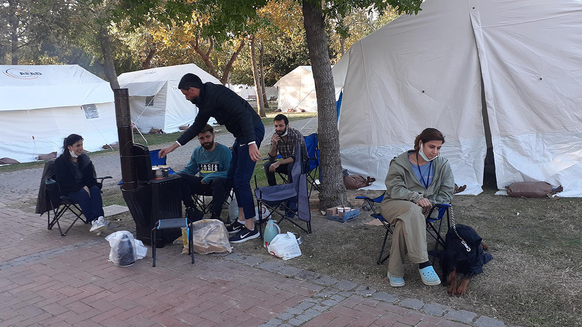 İzmir'e şehir dışından gelen üniversite öğrencileri de deprem mağduru oldu. Bayraklı ve Bornova'da ev kiralayıp, öğrenimlerine devam eden öğrenciler, evleri hasarlı olduğu için çadırda kalıyor.