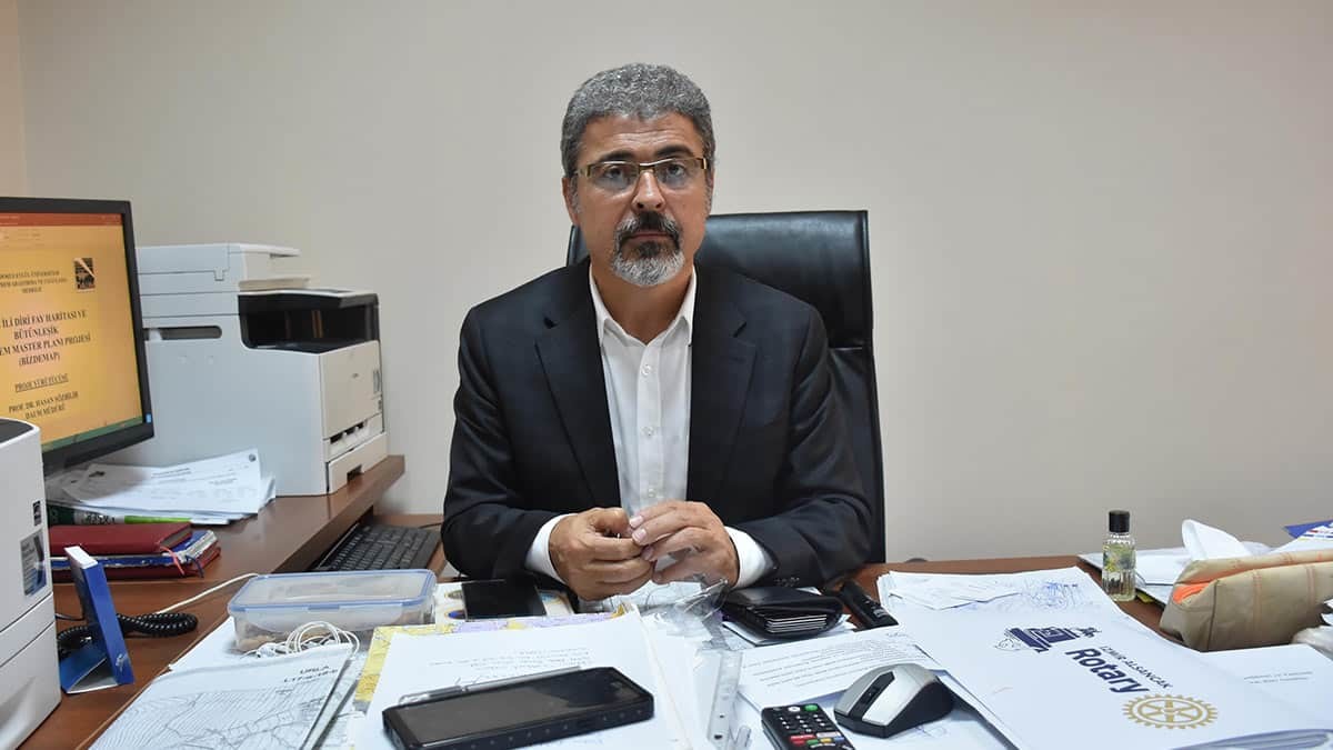 Sözbilir, "Doğal afet riski kapsamında kentsel dönüşüm yapılması gerekiyor. Riskli binayı ya güçlendireceğiz ya da oradan alıp yenisini yapacağız. İlk yapılması gereken bu" dedi.