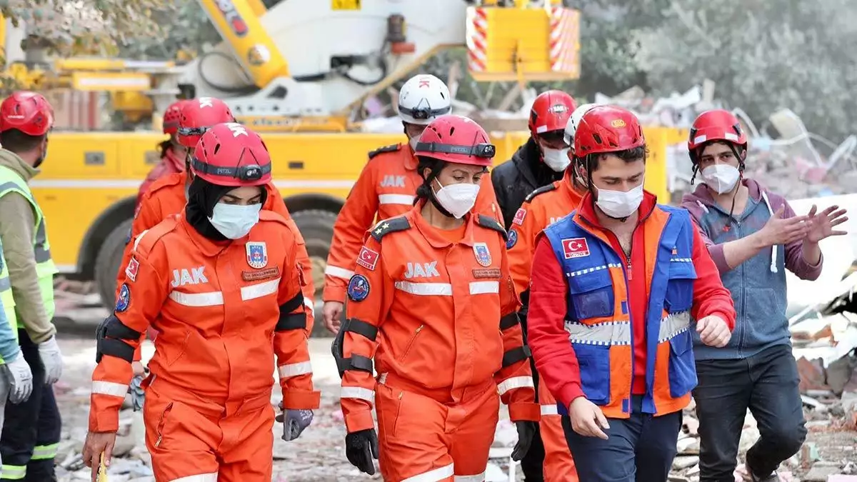 İzmir seferihisar'da meydana gelen 6. 6 büyüklüğündeki deprem, hem olayı yaşayan vatandaşların hem de toplumun psikolojisini olumsuz etkiledi.