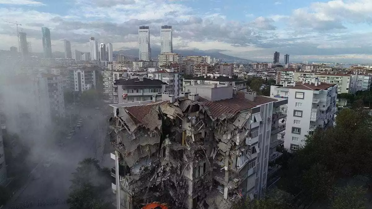 İzmir'de meydana gelen 6. 6'lık depremin ardından onlarca binanın yıkılması ve birçoğunun ise zarar görmesi, zorunlu deprem sigortası dask'ta talebi artırdı.