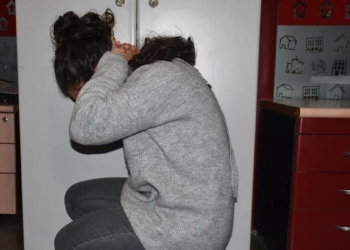 İzmir'i vuran depremin ardından daha tedbirli ve bilinçli olunması gerektiğini söyleyen uzmanlar vatandaşlara evlerinde deprem tatbikatı yapmalarını önerdi.