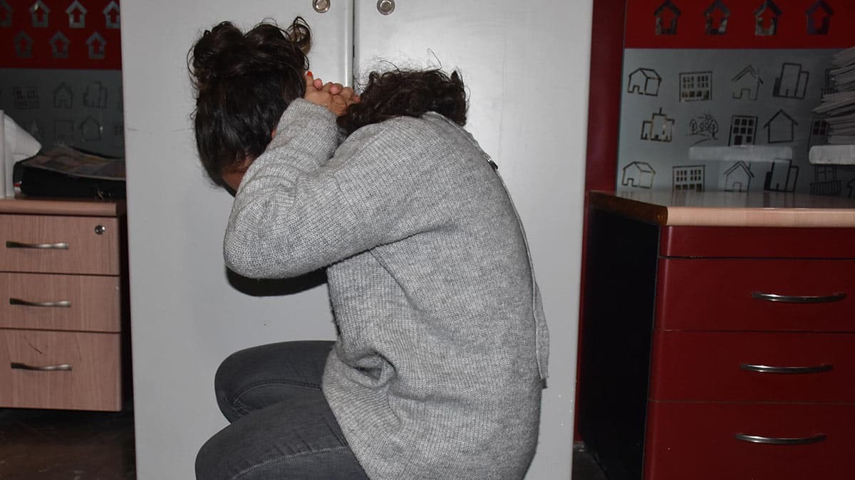 İzmir'i vuran depremin ardından daha tedbirli ve bilinçli olunması gerektiğini söyleyen uzmanlar vatandaşlara evlerinde deprem tatbikatı yapmalarını önerdi.