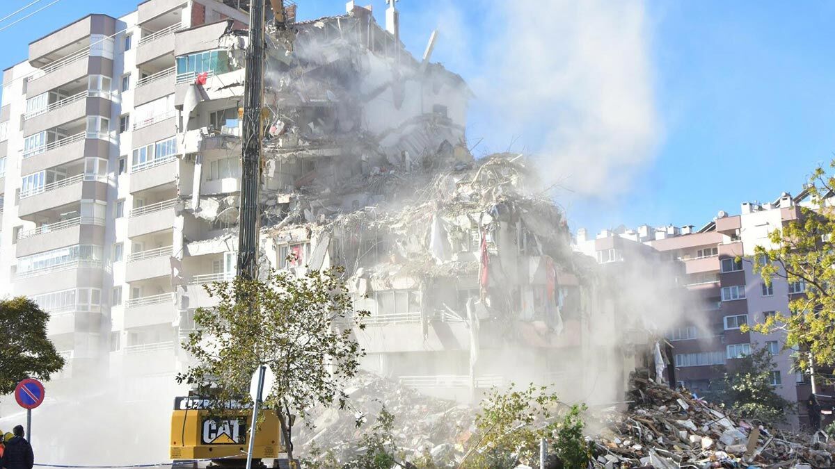 Bu sabah devam eden çalışmada binanın üst katları iş makinesiyle yıkıldı. Yıkım sürüyor.