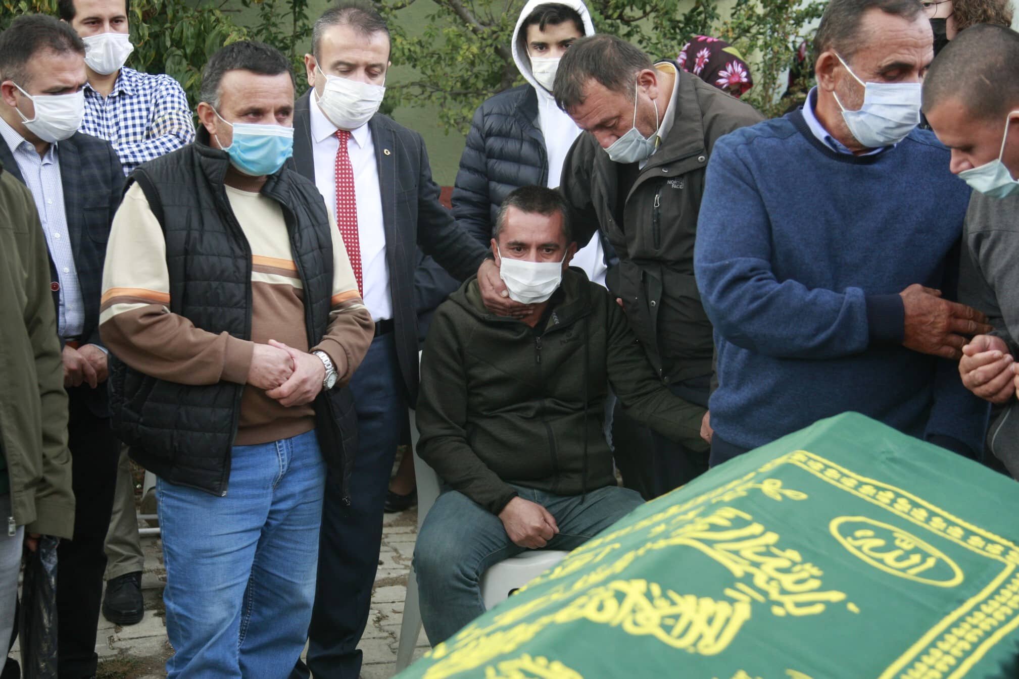 İzmir'de meydana gelen 6.6 büyüklüğündeki depremde hayatını kaybeden 10 yaşındaki Elif İnan, gözyaşları ile toprağa verildi.