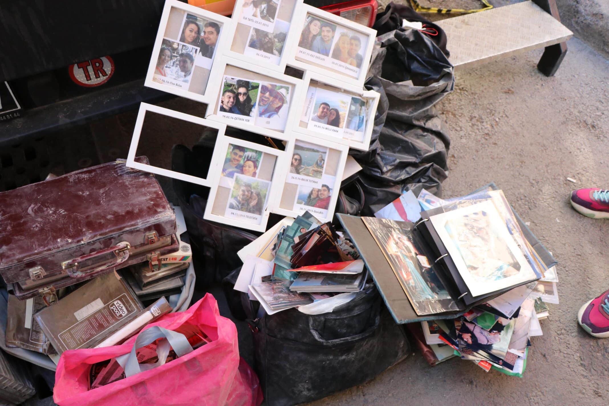 İzmir'in Seferihisar ilçesi açıklarında meydana gelen 6.6 büyüklüğündeki depremle yıkılan binalarda AFAD ve diğer sivil toplum kuruluşu ekiplerinin kurtarma çalışmaları hızla devam ederken, enkaz altından depremzedelere ait mutlu anıların yer aldığı fotoğraflar da çıkıyor. 