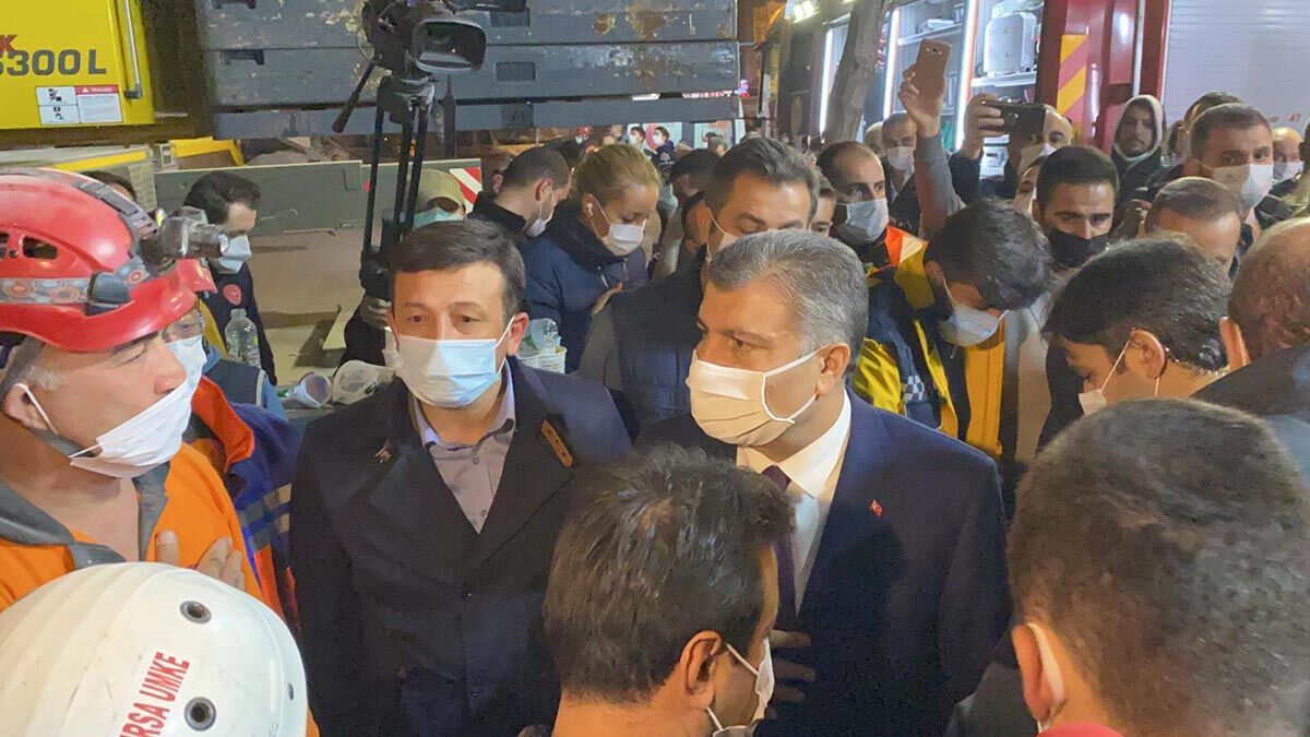 İzmir depremindei yıkılan Rıza Bey apartmanının enkazından 33 saat sonra mucize kurtuluş yaşandı.