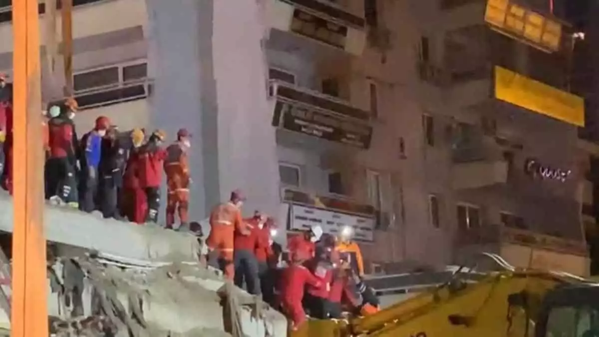 İzmir depremindei yıkılan rıza bey apartmanının enkazından 33 saat sonra mucize kurtuluş yaşandı.