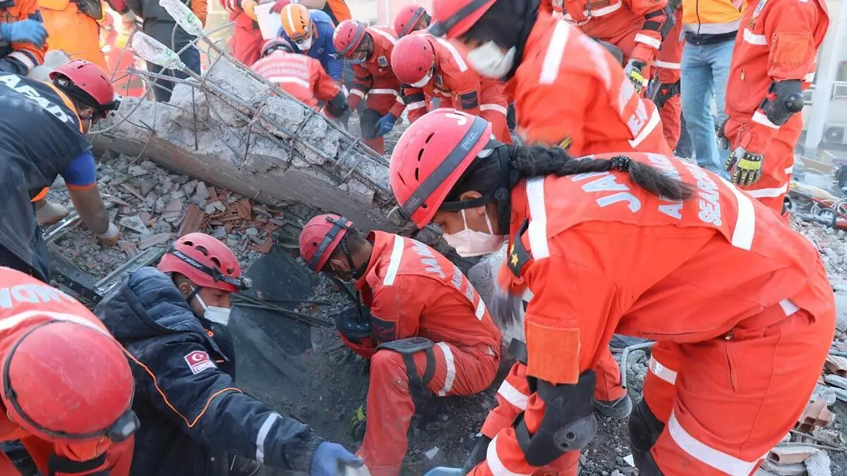 İzmir’de halen 8 binada arama kurtarma çalışması yürütülmekte