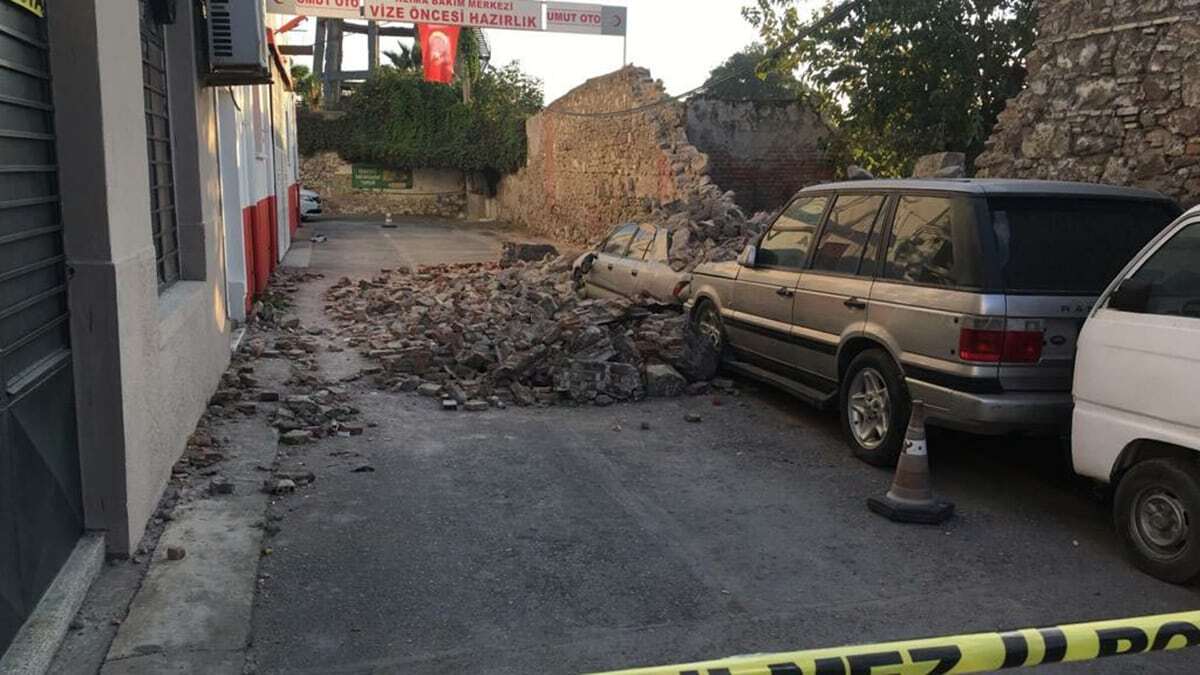 Duvarların enkazı hala kaldırılmadı