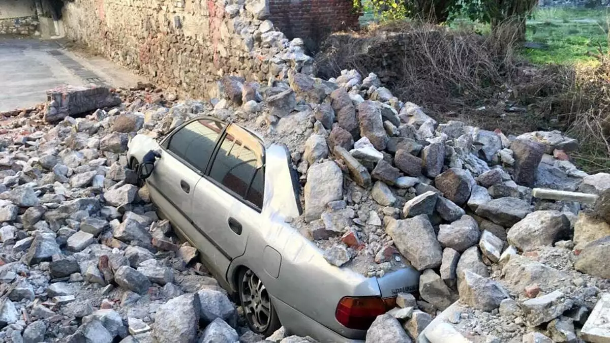 Konak ilçesindeki bir mahallede ise depremde araçların üzerine devrilen duvarların enkazı hala kaldırılmadı.