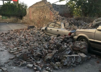 Konak ilçesindeki bir mahallede ise depremde araçların üzerine devrilen duvarların enkazı hala kaldırılmadı.