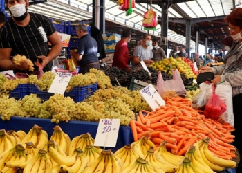 Bağışıklık sisteminin güçlendirilmesinde düzenli fiziksel aktivitenin de gözardı edilmemesi gerektiğini ifade eden Doç. Dr. Günay Eskici, "Dünya Sağlık Örgütü (DSÖ) bize haftada en az 150 dakika orta şiddetli bir aktivitede bulunmayı öneriyor.