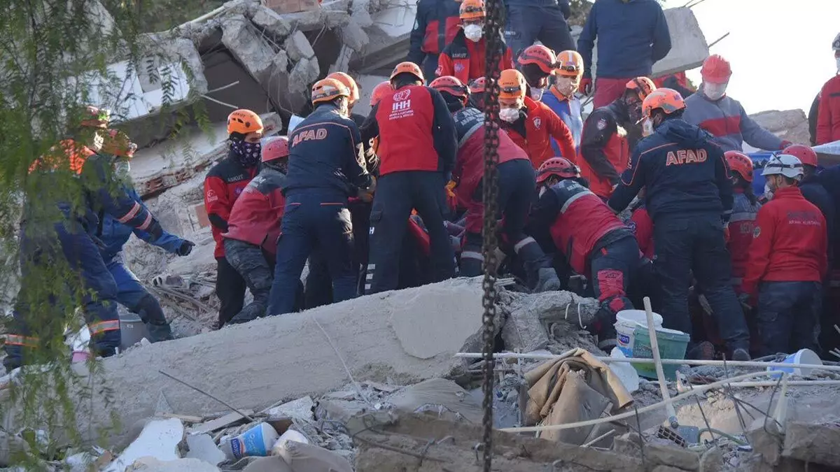 Ekipler, saat 09. 30 sıralarında enkaz altından 3 kişinin cansız bedenini çıkardı.