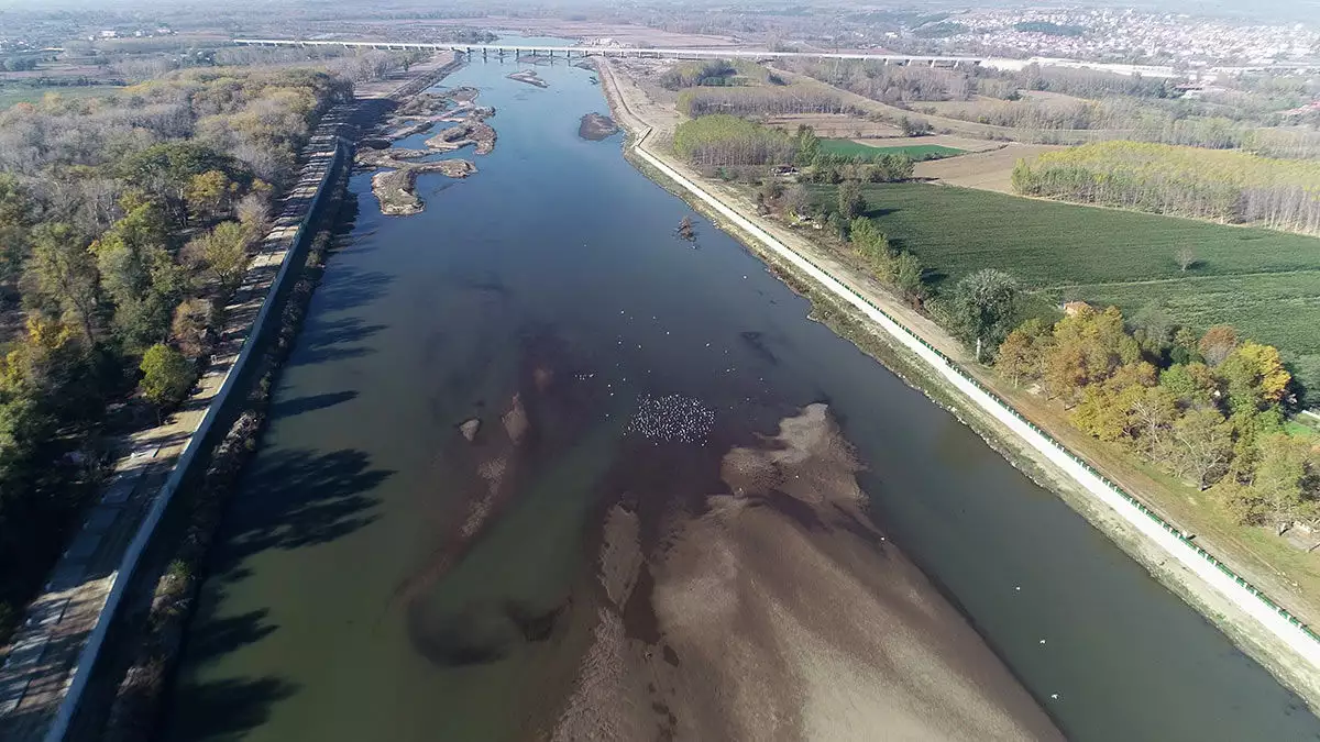 Edirne'de yaşanan kuraklık ve bulgaristan'ın barajlarındaki suyu tutması nedeniyle meriç nehri'nde kum adacıkları oluştu.