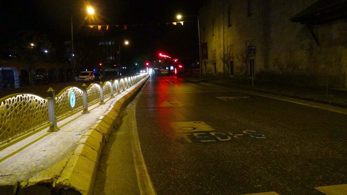 İçişleri Bakanlığı genelgesi kapsamında başlayan sokağa çıkma kısıtlamasının ikinci haftasında Edirne, saat 20.00'den itibaren sessizliğe büründü.