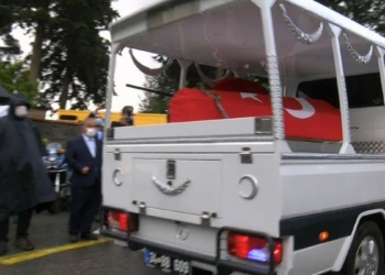 Eski Başbakanlardan Mesut Yılmaz son yolculuğuna uğurlandı. Cenaze törenine Cumhurbaşkanı Recep Tayyip Erdoğan da katıldı.
