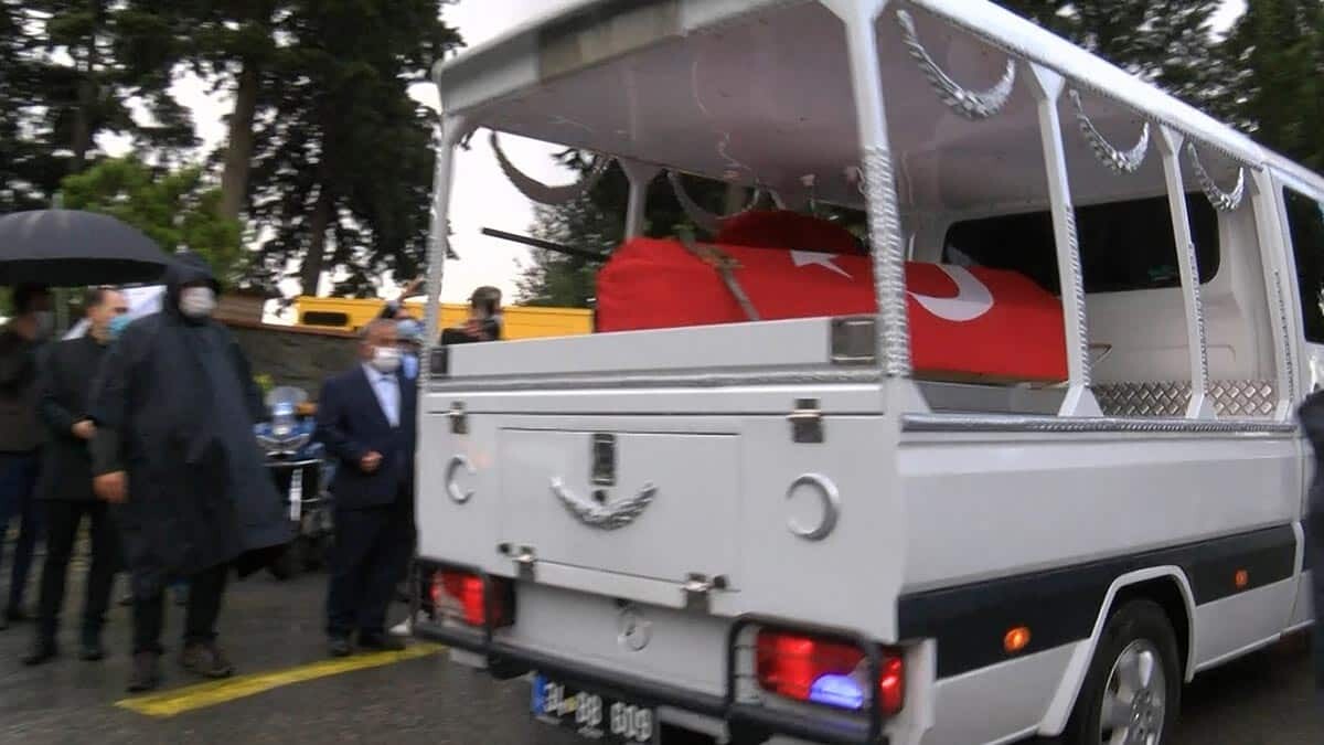 Eski Başbakanlardan Mesut Yılmaz son yolculuğuna uğurlandı. Cenaze törenine Cumhurbaşkanı Recep Tayyip Erdoğan da katıldı.