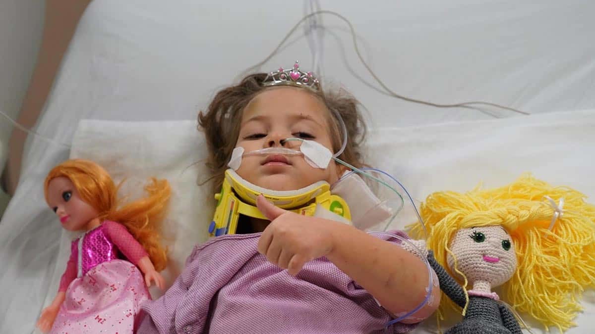 Çocukların vücut yüzey alanları, erişkine göre daha küçük olduğu için oluşan yaşam alanlarına sığma olasılıkları daha yüksek. Dolayısıyla yaşamla bağdaşmayan ezilmelerle karşılaşma olasılıkları daha düşük.