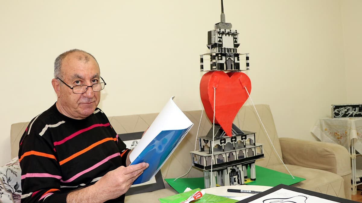 Ahmet Güleryüz (67) zamanını resim yapıp, fon kartonlardan semavi dinleri temsil eden maket kuleler yaparak değerlendiriyor.