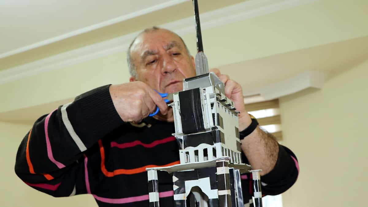 Fon kartonlardan maket kuleler yapıyor