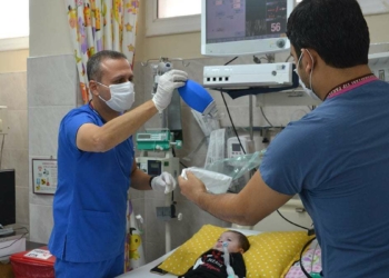Deprem sırasında alınan pozisyonun yaşam için önemli olduğunu vurgulayan Prof. Dr. Dinçer Yıldızdaş, Enkazda uygun bir boşlukta nefes alabilmeleri, yaşama şanslarını artırdı dedi.
