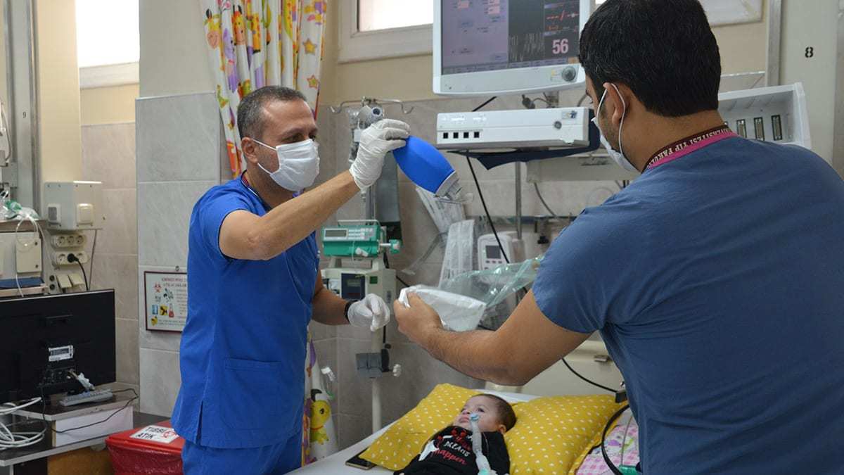 Deprem sırasında alınan pozisyonun yaşam için önemli olduğunu vurgulayan Prof. Dr. Dinçer Yıldızdaş, Enkazda uygun bir boşlukta nefes alabilmeleri, yaşama şanslarını artırdı dedi.