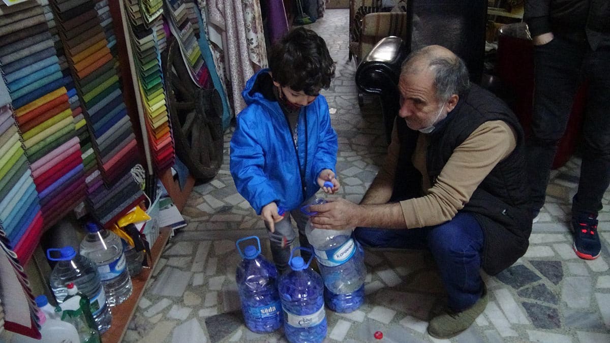 Kocaeli’nin Darıca ilçesinde yaşayan Eray Kasapoğlu (5), dedesi Sedat Kasapoğlu ile birlikte 2 yılda 69 bin kapak toplayarak Darıca Yaşlılarla Yardımlaşma ve Dayanışma Derneği’ne verdi.