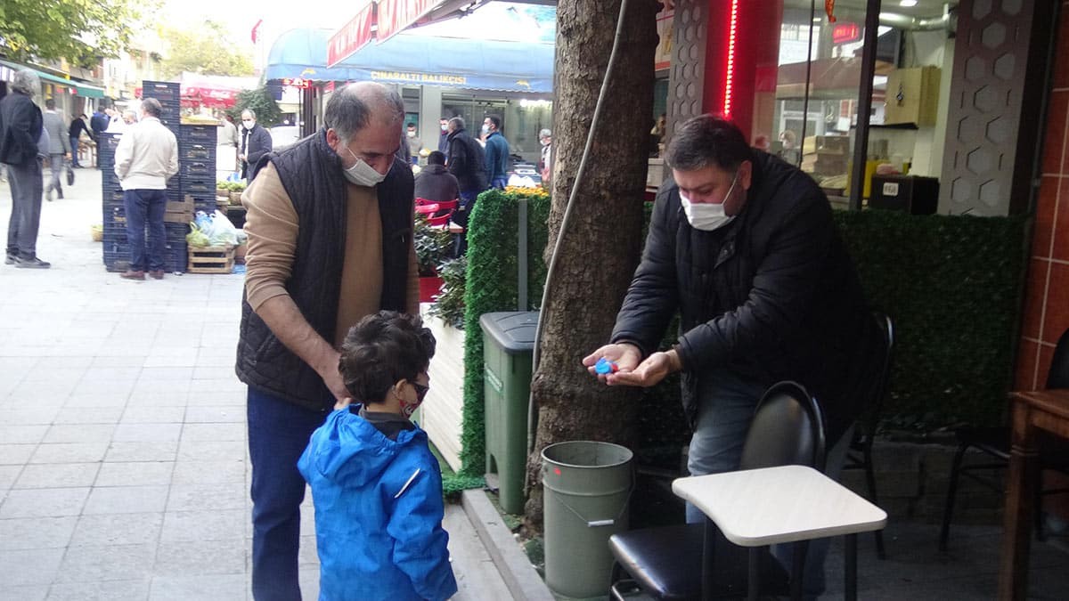 Kocaeli’nin Darıca ilçesinde yaşayan Eray Kasapoğlu (5), dedesi Sedat Kasapoğlu ile birlikte 2 yılda 69 bin kapak toplayarak Darıca Yaşlılarla Yardımlaşma ve Dayanışma Derneği’ne verdi.